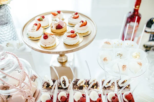 Delizioso buffet dolce con cupcake — Foto Stock