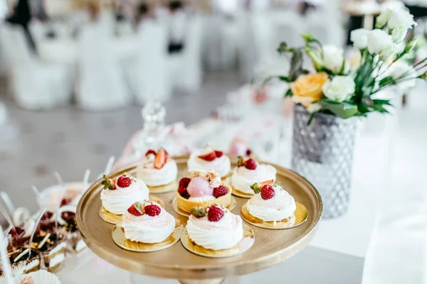 Delicioso buffet dulce con cupcakes — Foto de Stock