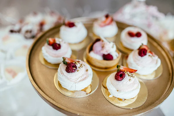 Heerlijke zoete buffet met cupcakes — Stockfoto
