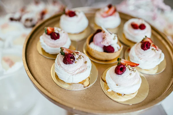 Heerlijke zoete buffet met cupcakes — Stockfoto