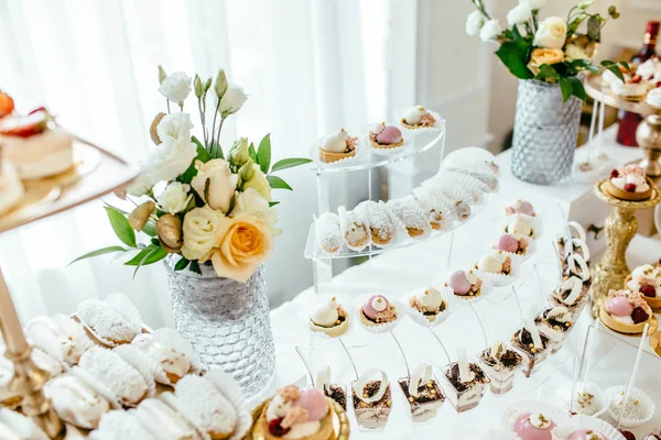 Delicioso buffet doce com cupcakes — Fotografia de Stock