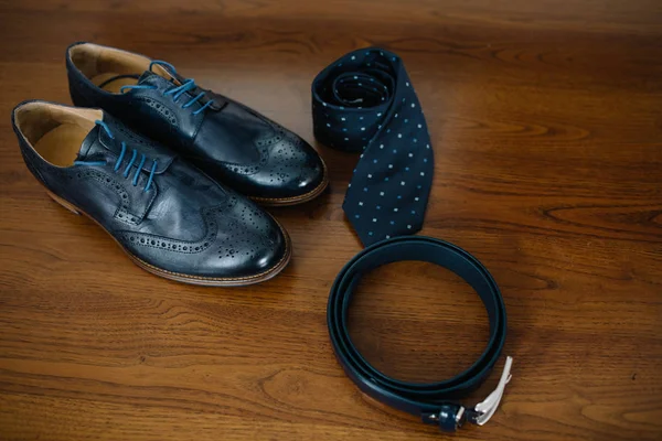 Erkek aksesuarları. Kravat ile ayakkabı — Stok fotoğraf