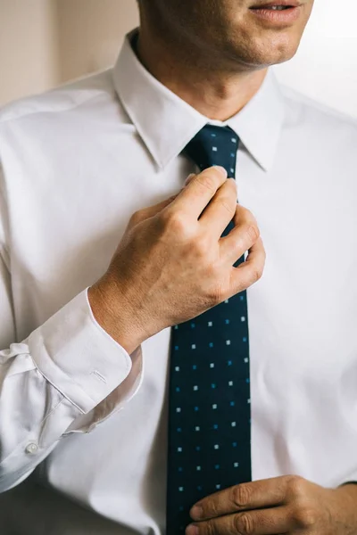 El novio vestidor y la preparación para la ceremonia —  Fotos de Stock