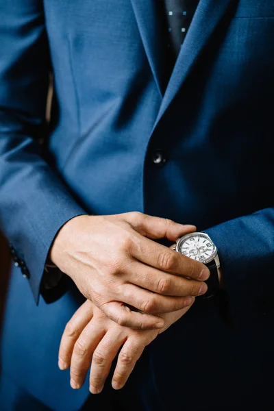 El novio vestidor y la preparación para la ceremonia — Foto de Stock