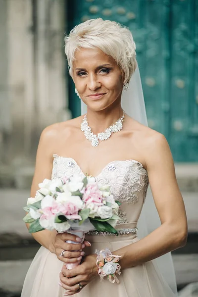 Довольно счастливая невеста в роскошном платье — стоковое фото