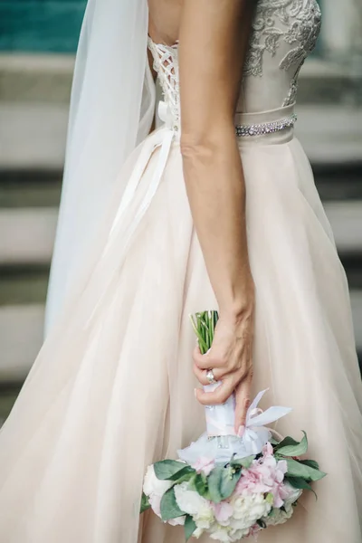 Bruden står med en vit bukett — Stockfoto