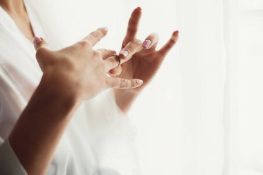 Gelinin el ihale yüzüğü