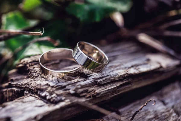 Anillos Boda Sobre Fondo Madera —  Fotos de Stock