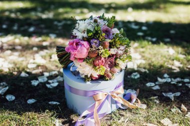 Çiçekli düğün buketi