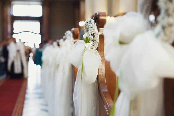Όμορφα λουλούδια Γάμος διακόσμηση σε μια εκκλησία — Φωτογραφία Αρχείου