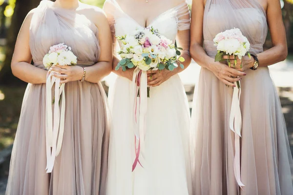 Подружки невесты и невесты с осенними букетами — стоковое фото
