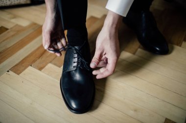 yakışıklı damat giyinmiş ve düğün için hazırlanıyor