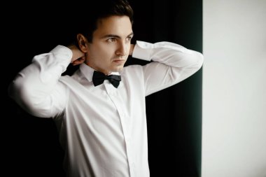 yakışıklı damat giyinmiş ve düğün için hazırlanıyor