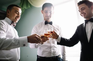 damat ve sağdıç arkadaşları otel odasında viski içme şık elbiseli düğün hazırlık, duygusal grup arkadaşıyla birlikte kutluyor sabaha