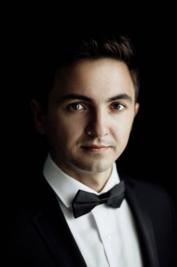 Yakışıklı damat gelin lüks otel odasında, sabah olmadan düğün töreni, kapalı şık takım elbise poz içinde romantik damat için bekleyen