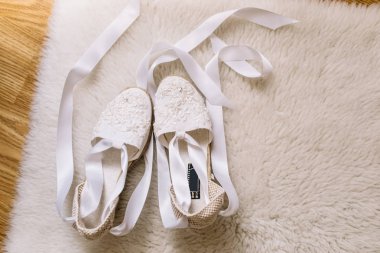 Evde gelin için beyaz ayakkabı