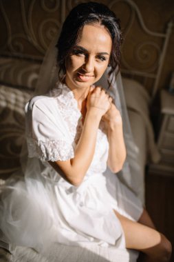 Zarif, esmer gelin peçe portre altında poz vintage beyaz elbiseli portre vurdu