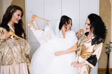 Güzel gelin ve düğün öncesi odasında poz nedime