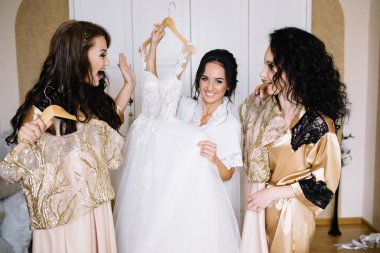 Güzel gelin ve düğün öncesi odasında poz nedime