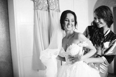 Güzel gelin ve düğün öncesi odasında poz nedime