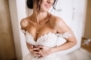 Güzel gelin ve düğün öncesi odasında poz nedime