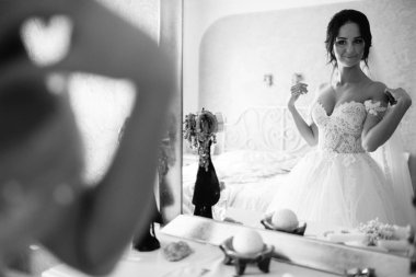Perde altında poz beyaz elbiseli güzel seksi gelin