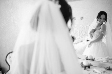 Neşeli gelin gelin koyarak küpe perde arkasında gülümser