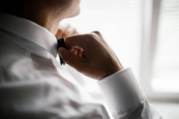 Novio Guapo Vistiéndose Preparándose Para Boda — Foto de Stock