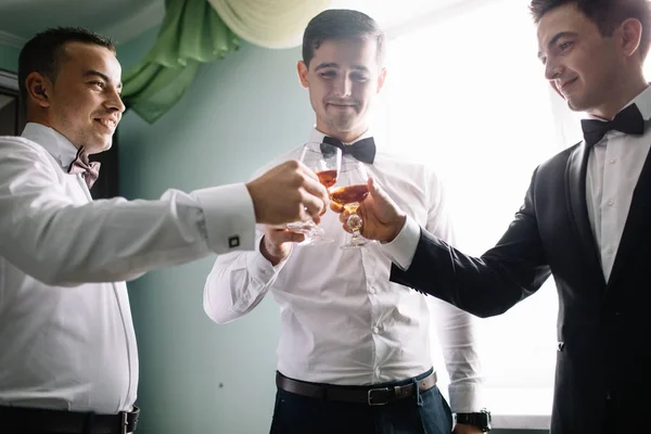 Novio Sus Amigos Novios Trajes Elegantes Beber Whisky Habitación Del —  Fotos de Stock