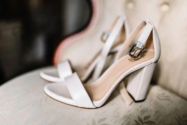 Белая Обувь Невесты Дома — стоковое фото