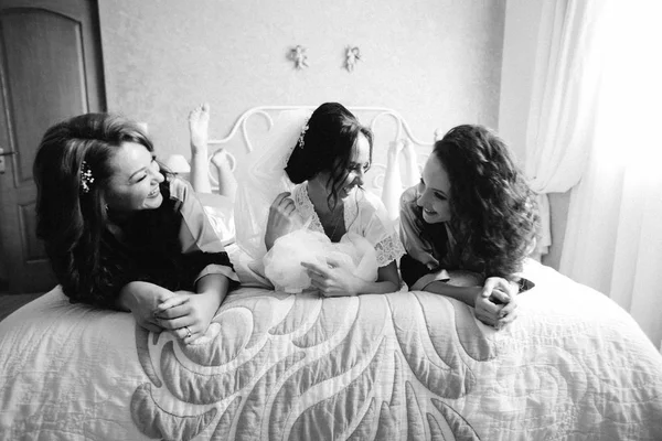 Сексуальна Наречена Подружки Лежать Ліжку Перед Весіллям — стокове фото