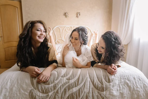 Sexy Bride Bridesmaids Lying Bed Wedding — Stock Photo, Image