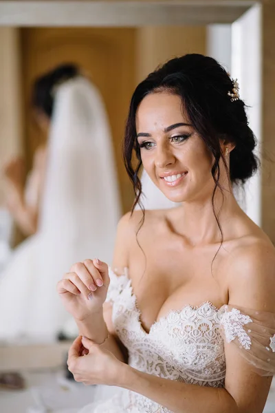 Bruidsmeisjes Dwarrelen Bruidskamer Sluier Terwijl Glimlacht — Stockfoto