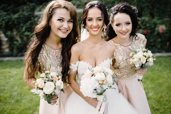 Laughing Bride Bruidsmeisjes Vertellen Grappige Verhalen Die Permanent Voetsporen Buiten — Stockfoto