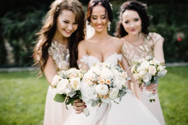 Ridendo Sposa Damigelle Raccontano Storie Divertenti Piedi Sulle Orme Fuori — Foto Stock