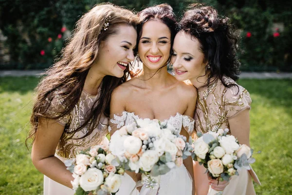 Смеющиеся Невесты Подружки Невесты Рассказывают Забавные Истории Стоя Ступеньках Снаружи — стоковое фото