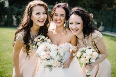 Gülen gelin ve nedimeleri dışında ayak üzerinde duran komik hikayeler