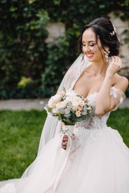 bir ormandaki açık havada güzel gelin.