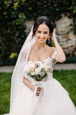 bir ormandaki açık havada güzel gelin.