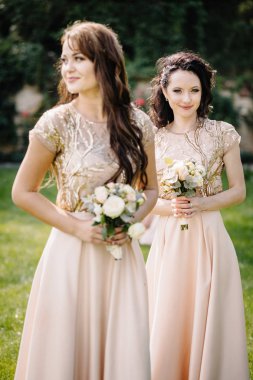 Komik nedime yürüyüş dışında duvar boyunca komik gelin arkasında