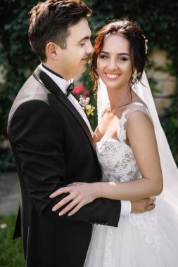 Güzel mutlu genç gelin ve güneşli Park yakışıklı damat