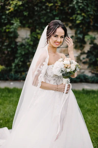 Hermosa novia al aire libre en un bosque . — Foto de Stock