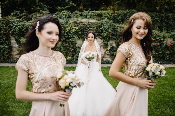 Laughing Bride Bruidsmeisjes Vertellen Grappige Verhalen Die Permanent Voetsporen Buiten — Stockfoto