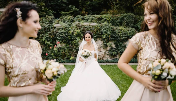 Laughing Bride Bruidsmeisjes Vertellen Grappige Verhalen Die Permanent Voetsporen Buiten — Stockfoto