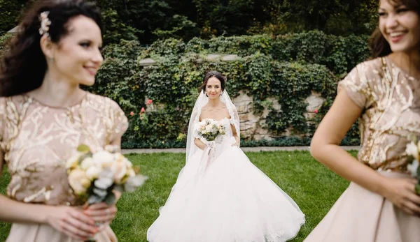 Laughing Bride Bruidsmeisjes Vertellen Grappige Verhalen Die Permanent Voetsporen Buiten — Stockfoto