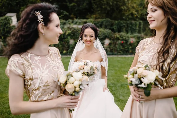 Смеющиеся Невесты Подружки Невесты Рассказывают Забавные Истории Стоя Ступеньках Снаружи — стоковое фото