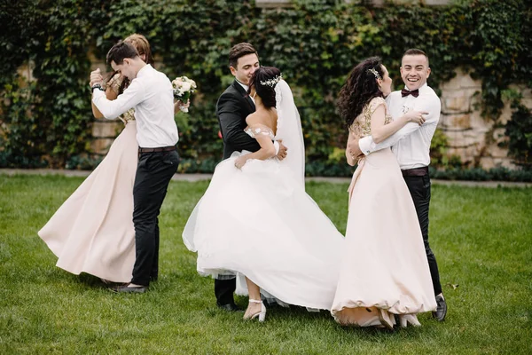 Newlywed Couple Bridesmaids Groomsmen Having Fun Outdoors — Stock Photo, Image