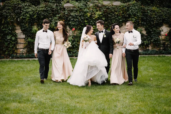 Handsome Groom Selfie Fun Beautiful Bridesmaids Groomsmen — Stock Photo, Image