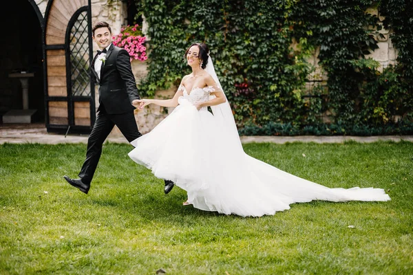 Happy Smiling Stylish Bride Groom Walking Summer Green Park Bouquet — Stock Photo, Image