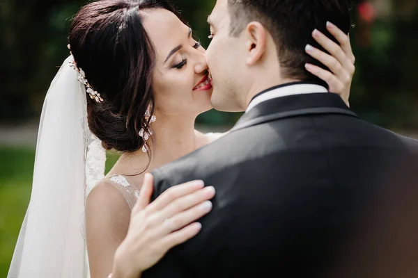 Linda Noiva Jovem Feliz Beijando Noivo Bonito Parque Iluminado Pelo — Fotografia de Stock